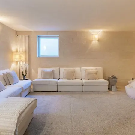 Luxusní stan Offering Modern Comfort With Rustic Charm For 8 Guests *