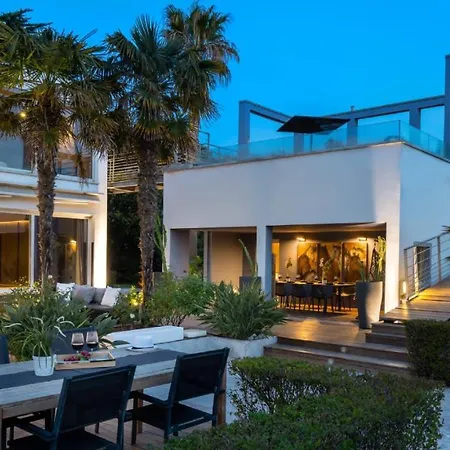 Offering Modern Comfort With Rustic Charm For 8 Guests Luxusní stan