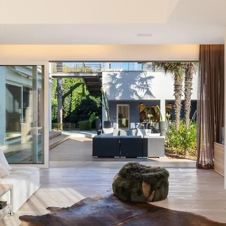 Luxusní stan Offering Modern Comfort With Rustic Charm For 8 Guests