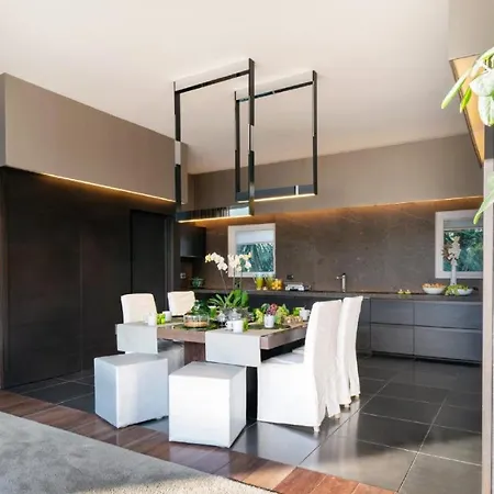 Luxusní stan Offering Modern Comfort With Rustic Charm For 8 Guests *