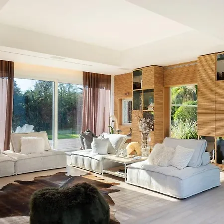 Offering Modern Comfort With Rustic Charm For 8 Guests Fleury (Aude)