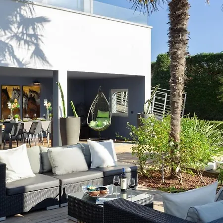 Offering Modern Comfort With Rustic Charm For 8 Guests Luxusní stan Fleury (Aude)